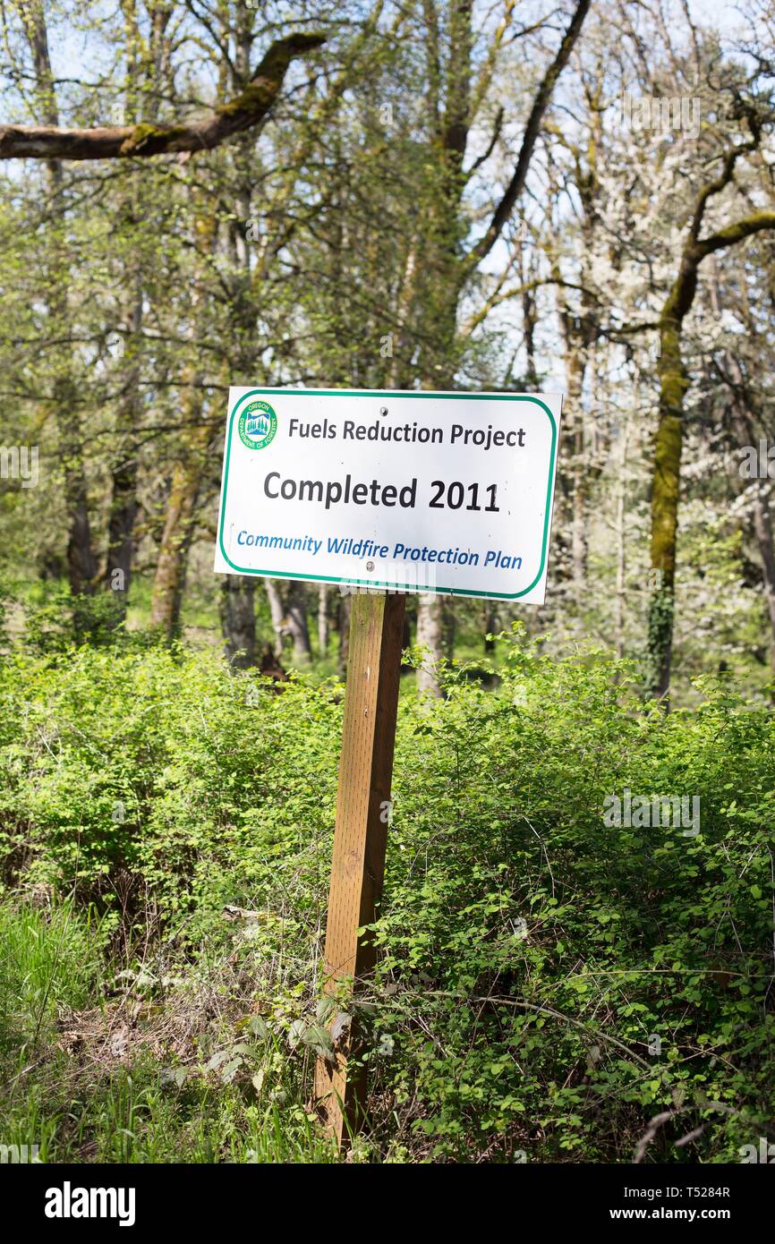 Un signo para el proyecto de reducción de combustibles, en el jardín de Oregon en Silverton, Oregon, USA. Foto de stock