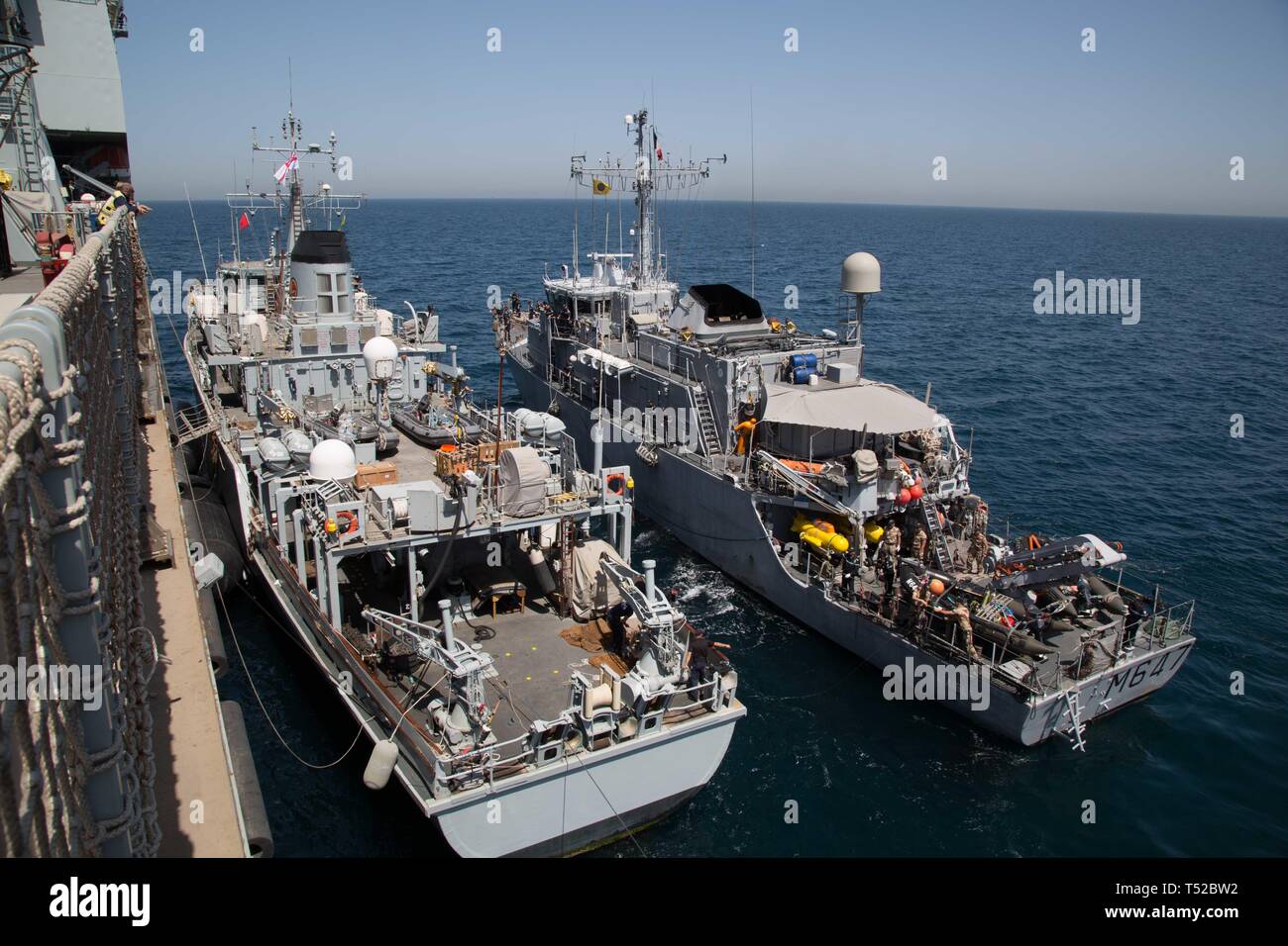 190415-A-AM616-1016 Golfo Arábigo (15 de abril de 2019) de la Royal Navy HMS minehunter Ledbury (M30), a la izquierda, y el francés Marine Nationale minehunter FS L'Aigle (M647) de balsa a lo largo de la nave de aterrizaje Auxiliar de la Flota Real dock RFA Cardigan Bay (L3009) durante la Artemis Trident 19. Artemis Trident es una mina contramedidas ejercicio realizado por la francesa Marine Nationale, el Reino Unido, la Royal Navy y la Marina de los Estados Unidos en el Golfo Arábigo, se centró en el aumento de la interoperabilidad y demostrando el compromiso compartido de las naciones asegurar operaciones marítimas sin trabas. (Ee.Uu. Foto por sargento del ejército. Sidney West Foto de stock