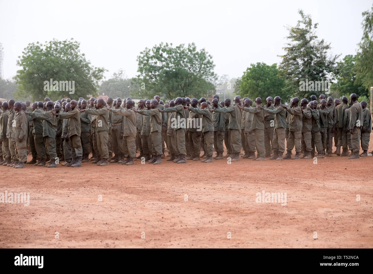 Febrero de 2019: los nuevos reclutas del ejército de Burkina Faso capacitarse en un campamento cerca de Bobo-Dioulasso, en el oeste del país. Foto de stock