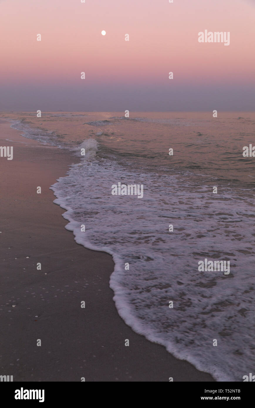 Ee.Uu.,Florida,Sanibel Island, una luna llena ascendiendo sobre las olas del golfo de México Foto de stock