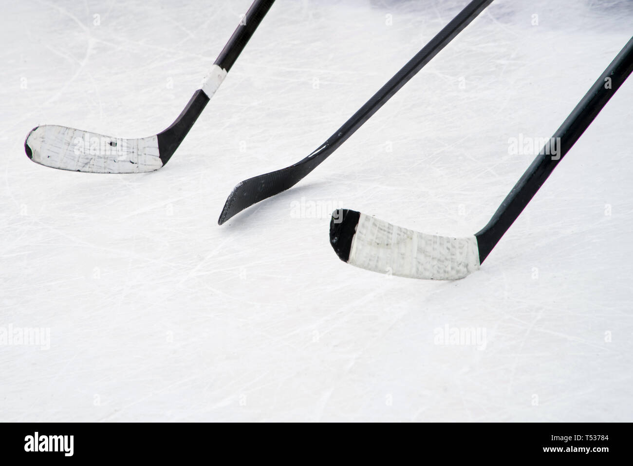 Ice hockey sticks fotografías e imágenes de alta resolución - Alamy
