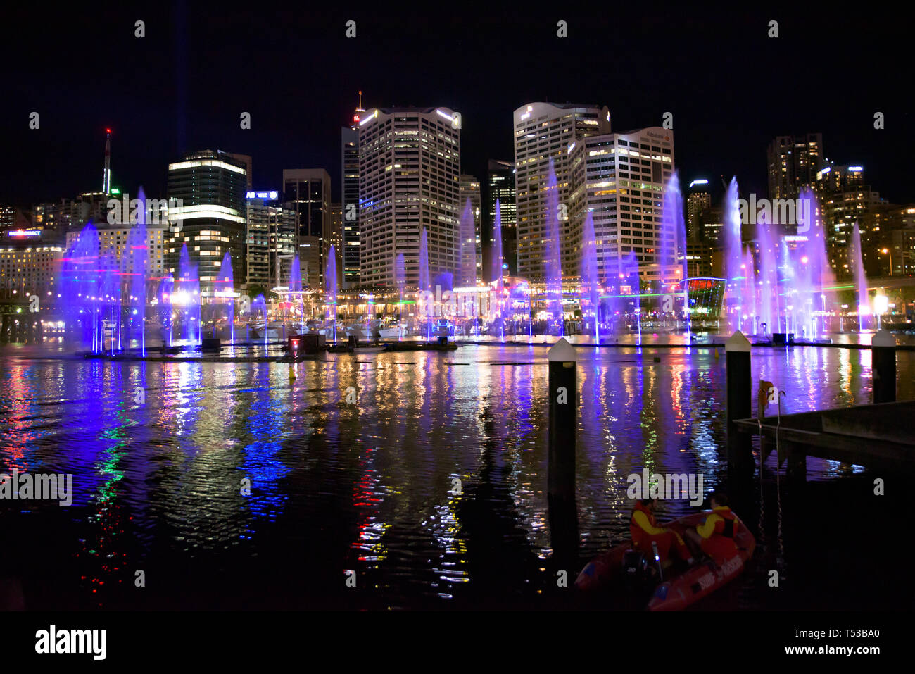El espectáculo de luz de agua en Darling Harbour para Vivid Festival de Sydney Foto de stock