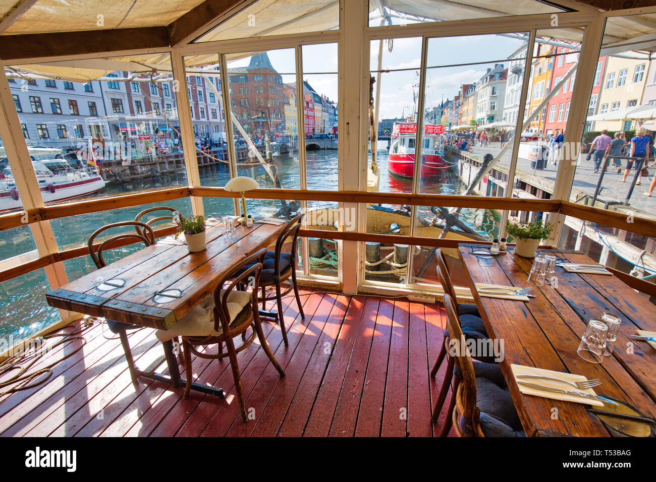 Famoso Nyhavn (puerto nuevo) Bahía de Copenhague, un histórico europeo del  siglo 17 la calle costanera con restaurantes, cafeterías y bares abiertos  de la calle Fotografía de stock - Alamy