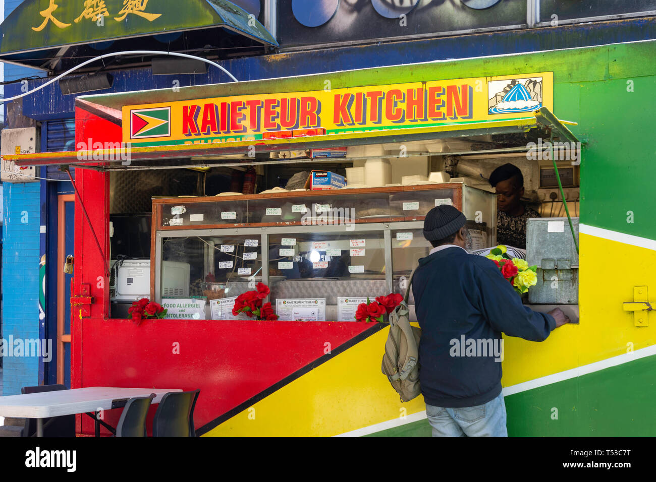 Kaieteur Guyana Cocina kiosco, Elephant & Castle, el distrito londinense de Southwark, Greater London, England, Reino Unido Foto de stock