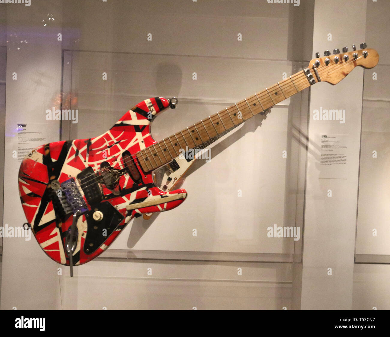 Abril 20, 2019 - Nueva York, EE.UU. - "FRANKSTEIN" compuesto de una guitarra  eléctrica, construida y pintada por EDDIE VAN HALEN en la exhibición en el  'jugar fuerte: Instrumentos del Rock and