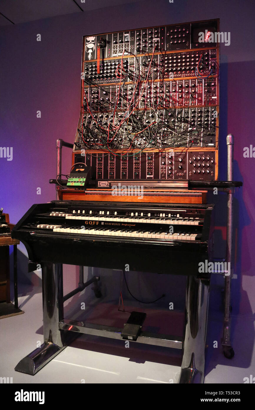 Abril 20, 2019 - Nueva York, EE.UU. - sintetizador analógico por Moog  propiedad de Keith Emerson en la exhibición en el 'jugar fuerte:  Instrumentos del Rock and Roll" exposición celebrada en el