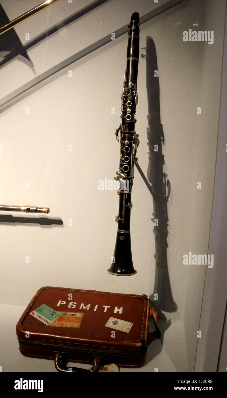 Abril 20, 2019 - Nueva York, EE.UU. - Selmer, el clarinete y el caso de  propiedad de Patti Smith, en exhibición en el 'jugar fuerte: Instrumentos  del Rock and Roll" exposición celebrada