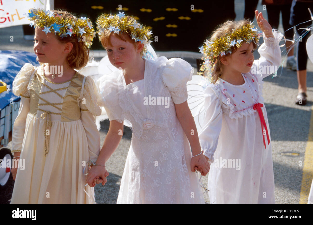 Personas en desfile disfrazados de angeles fotografías e imágenes de alta  resolución - Alamy
