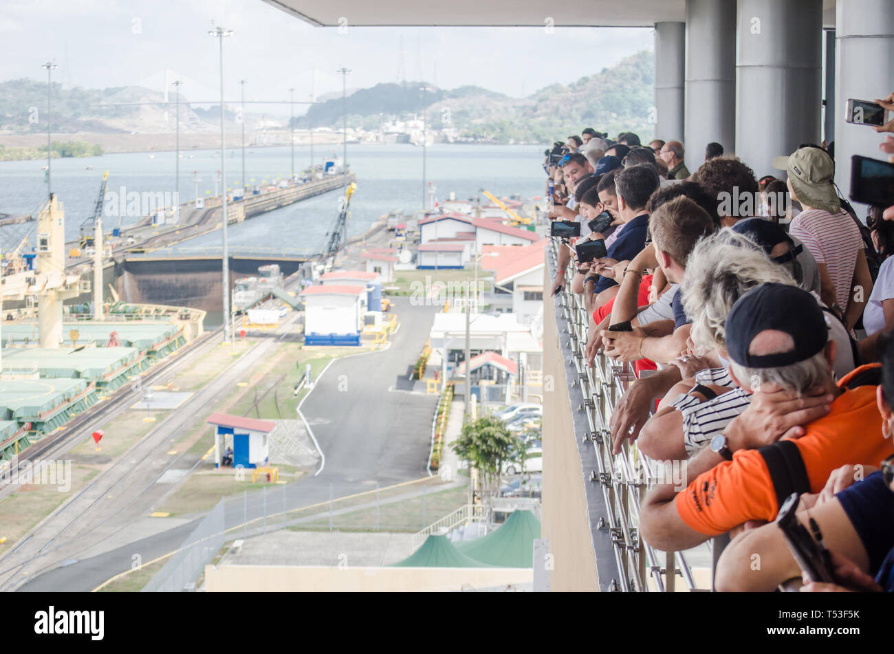Los turistas viendo los buques que transitan por el Canal, en el Centro de Visitantes de Miraflores. Foto de stock