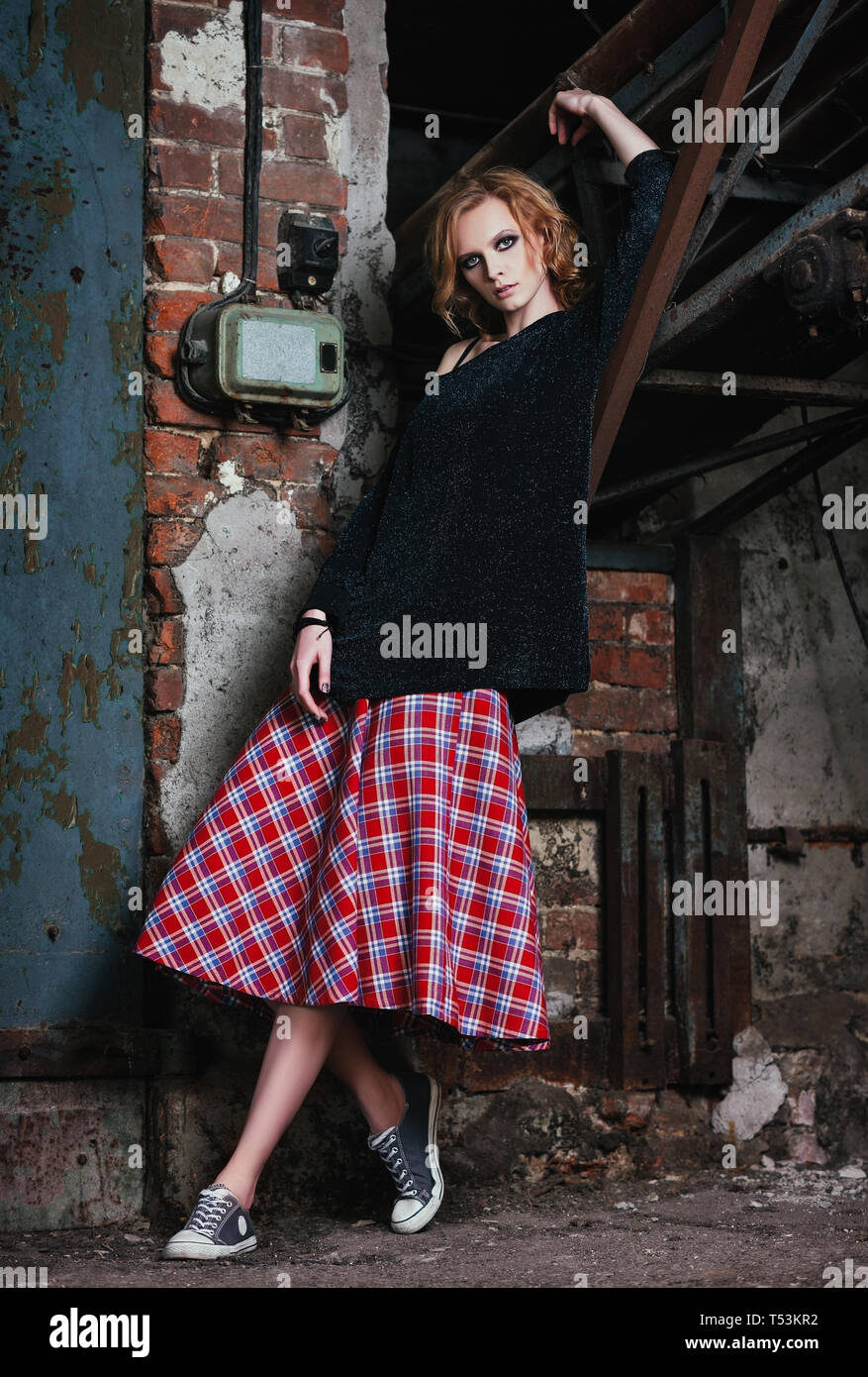 distrito riesgo lechuga Grunge moda: retrato de una joven y bella mujer de falda a cuadros y  chaqueta Fotografía de stock - Alamy
