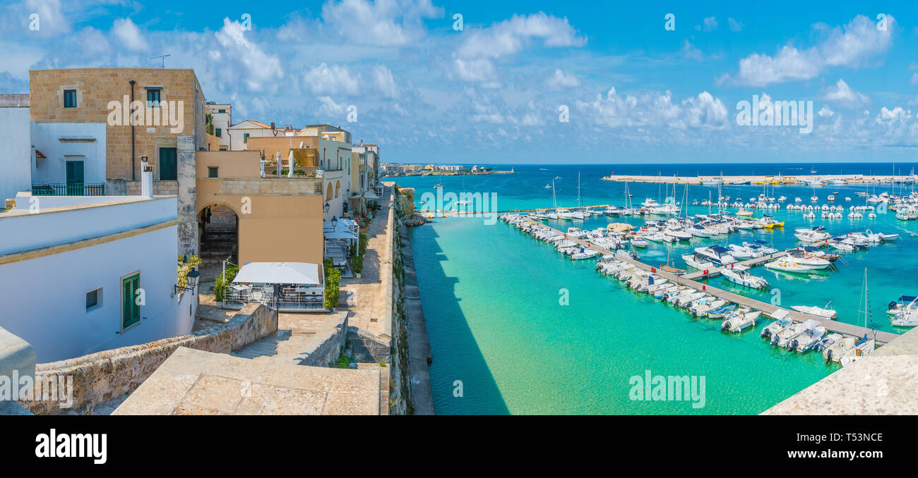 Vista panorámica de la ciudad y el puerto de Otranto, provincia de Lecce, Puglia (Apulia), Italia Foto de stock