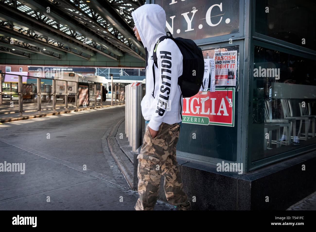 Un joven misterioso en una sudadera con capucha saliendo de la parada de metro 74th Street #7 en Jackson Heights, Queens, Nueva York Foto de stock
