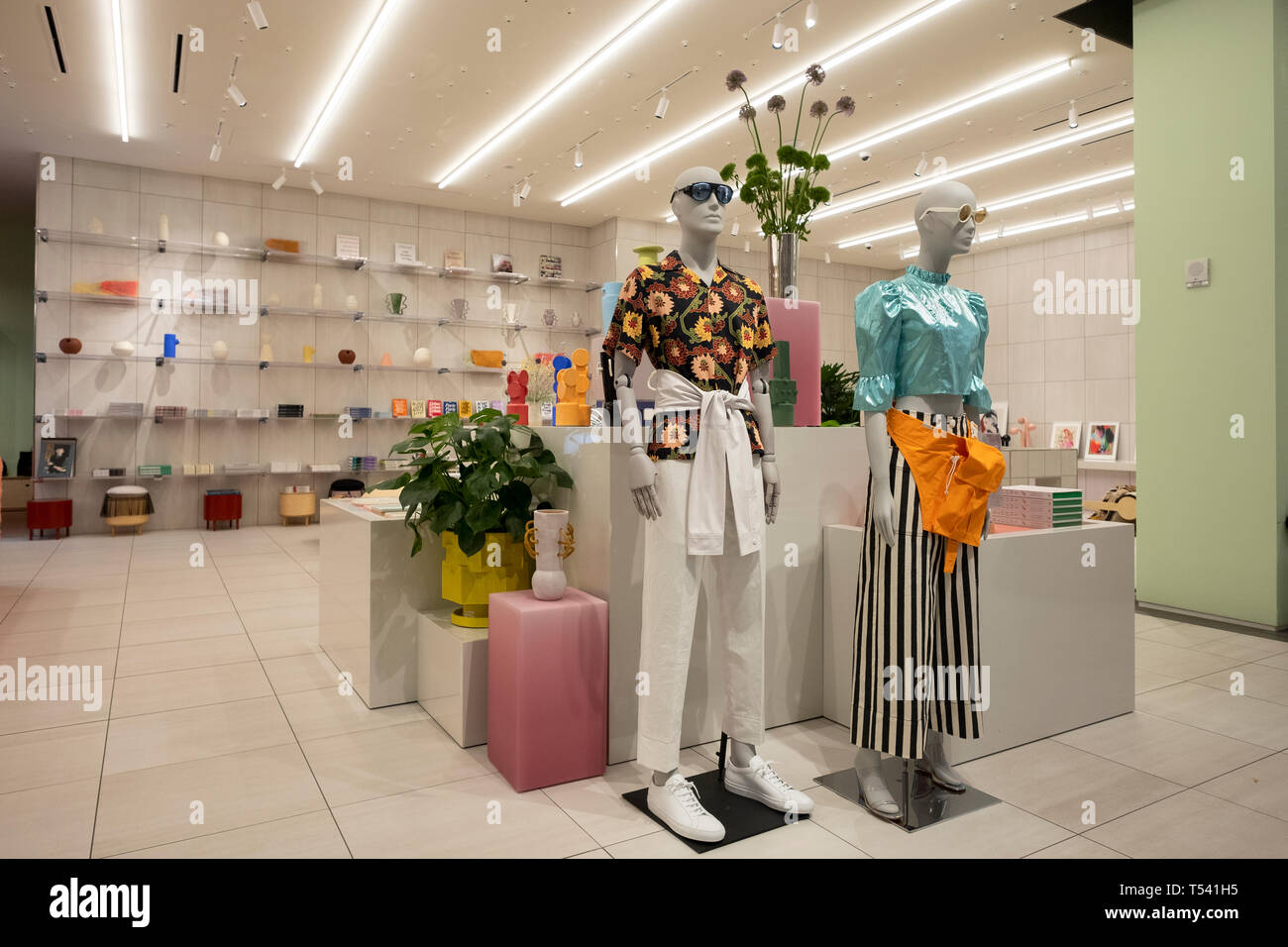 Boutique de ropa de lujo fotografías e imágenes de alta resolución - Alamy