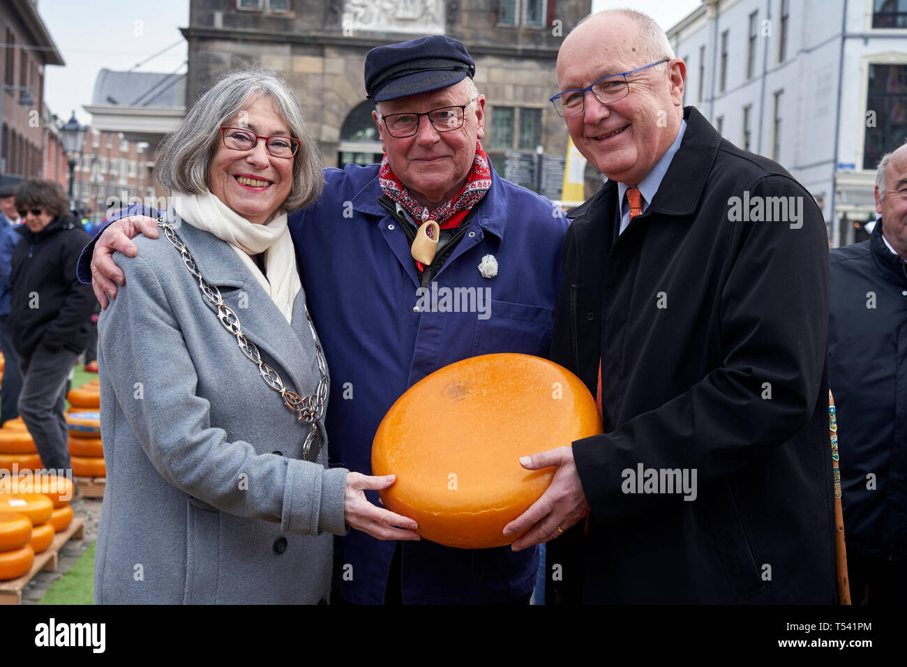 El embajador de Estados Unidos en Holanda, Peter Hoekstra, atiende el primer mercado de queso de la temporada 2019, acompañado por el Alcalde de la ciudad de Gouda, Mirjam Salet Foto de stock