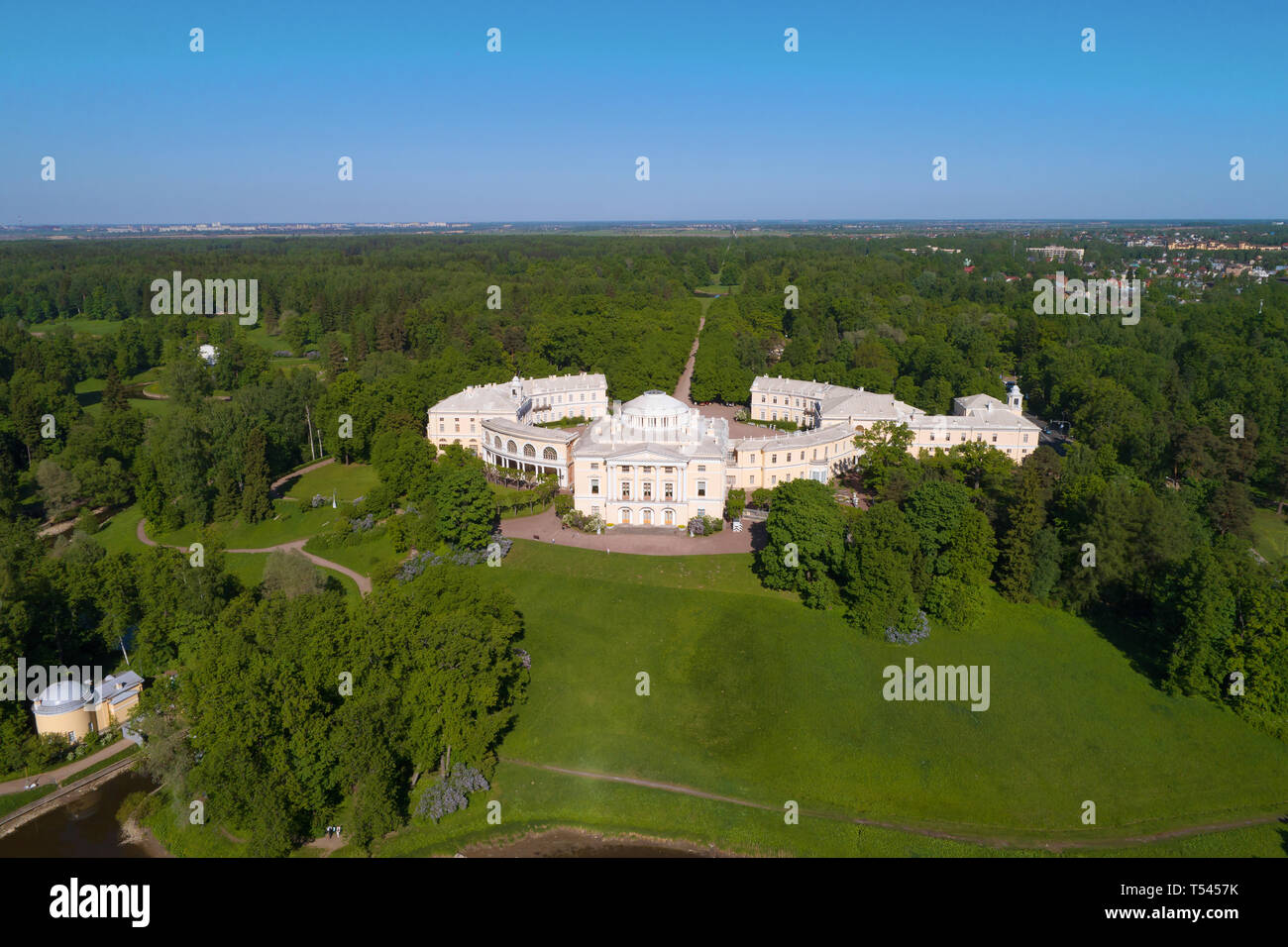 El palacio Pavlovsk, en un paisaje de verano (fotografía aérea). Los alrededores de San Petersburgo, Rusia Foto de stock