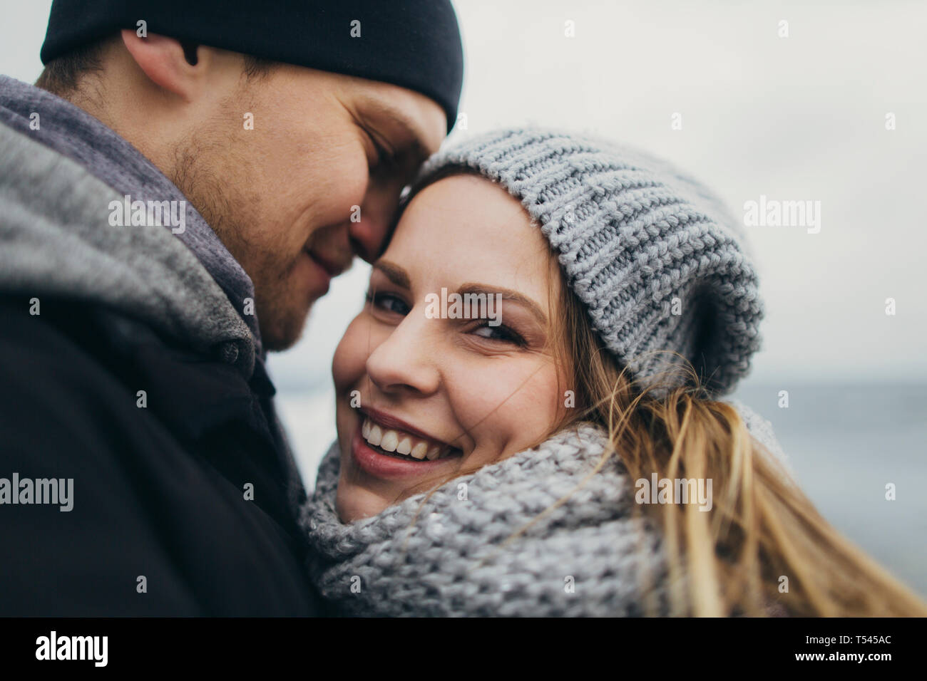 Pareja joven vistiendo ropa de abrigo Foto de stock