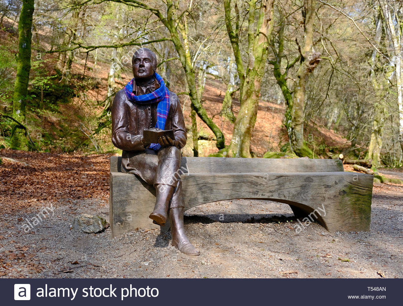 Robert Burns, escultura en la Birks de Aberfeldy donde se inspiró para componer su poema, 'la', Birks de Aberfeldy Aberfeldy, Perthshire, Escocia Foto de stock