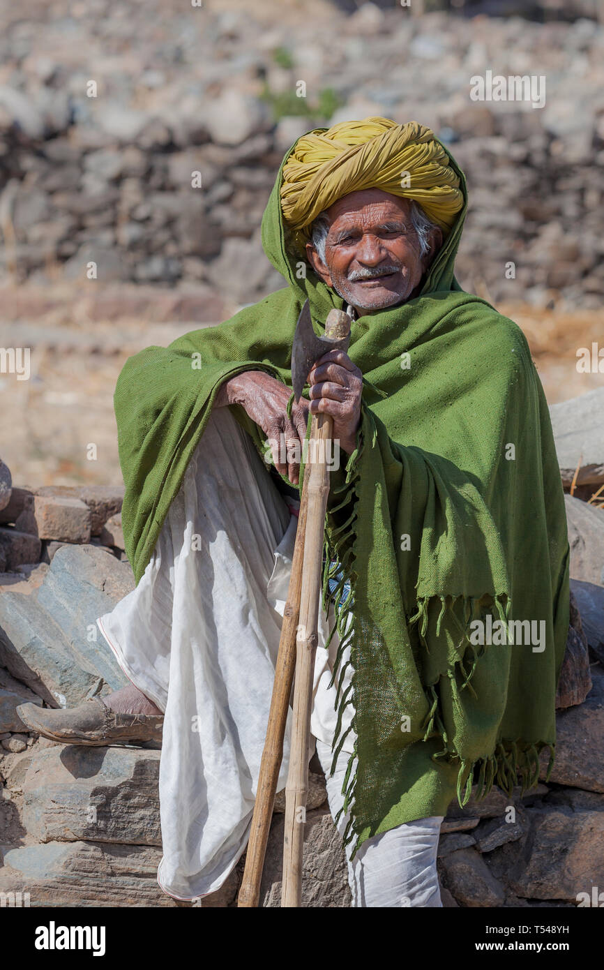 Retrato de un hombre de origen indio tradicional, Gogunda, Rajasthan, India Foto de stock