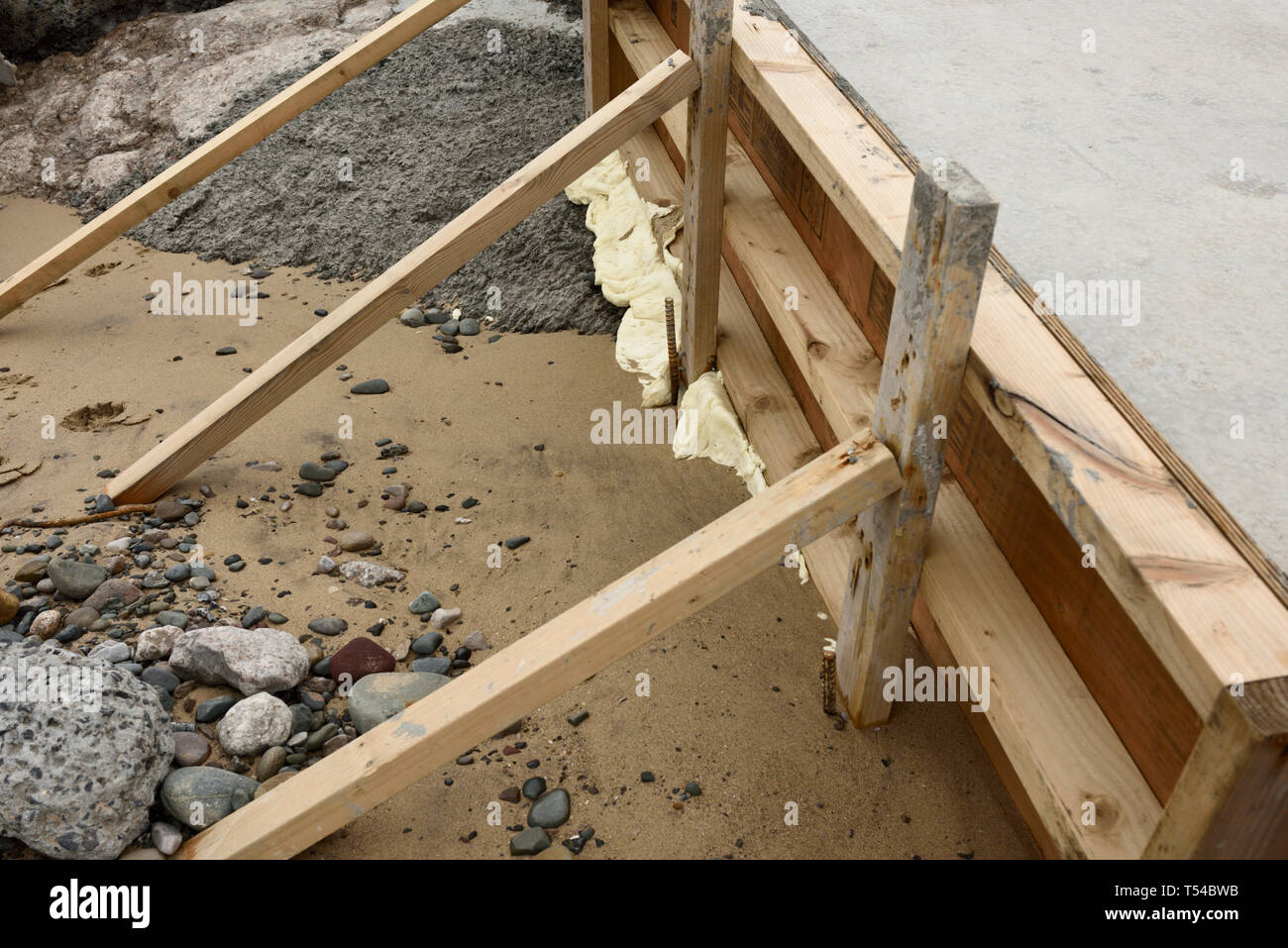 Revestimiento de hormigón dañado inclinado defensas marinas costeras en