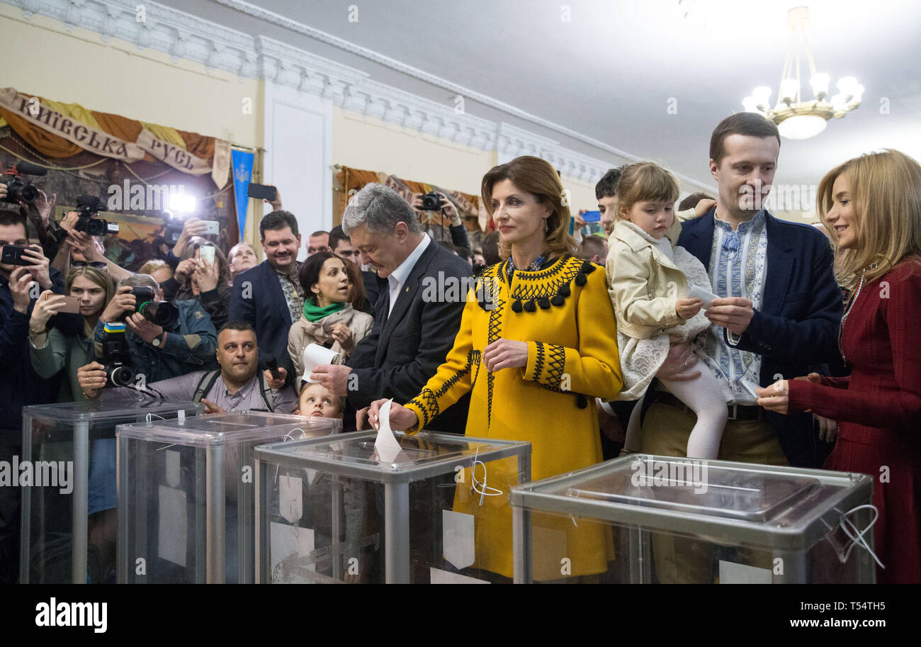 Kiev. 21 abr, 2019. Presidente titular candidato Petro Poroshenko y su  familia emitieron sus votos en las mesas electorales en Kiev, Ucrania, 21  de abril de 2019. Los candidatos presidenciales de Ucrania,