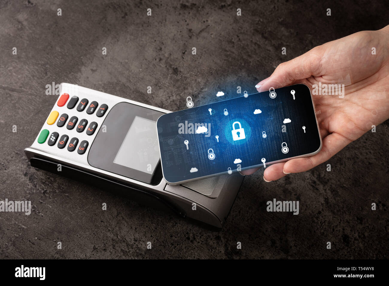 Inspirar tirano Pasteles Mano pagar con celular en POS, concepto de pago seguro Fotografía de stock  - Alamy