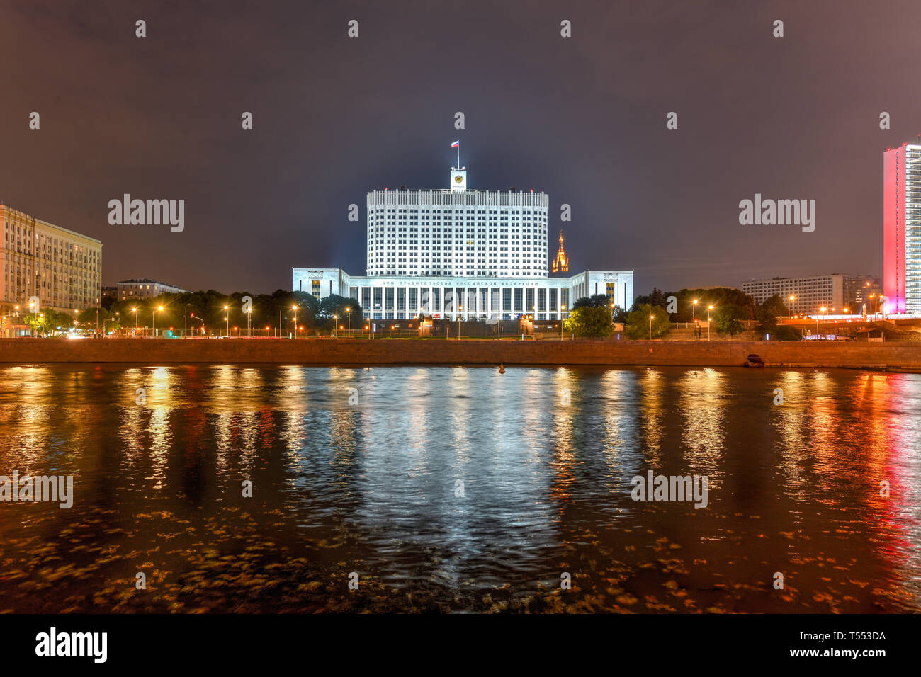 La Casa Blanca, también conocida como la Casa Blanca rusa, un edificio gubernamental en Moscú. Foto de stock