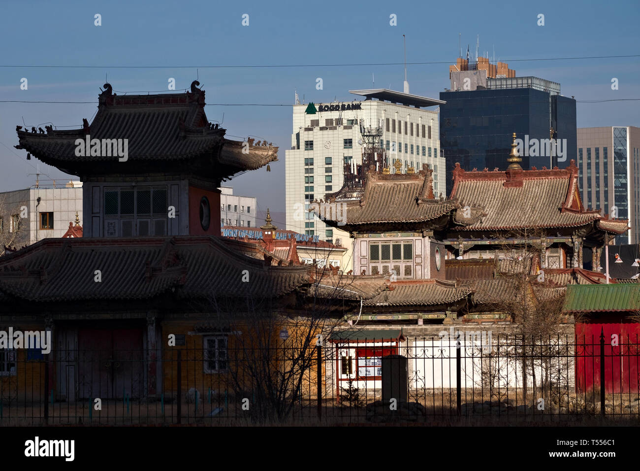 / Mongolia Ulaanbaatar - 11 de noviembre 2018: Templo Choijin Lama contra edificios modernos Foto de stock