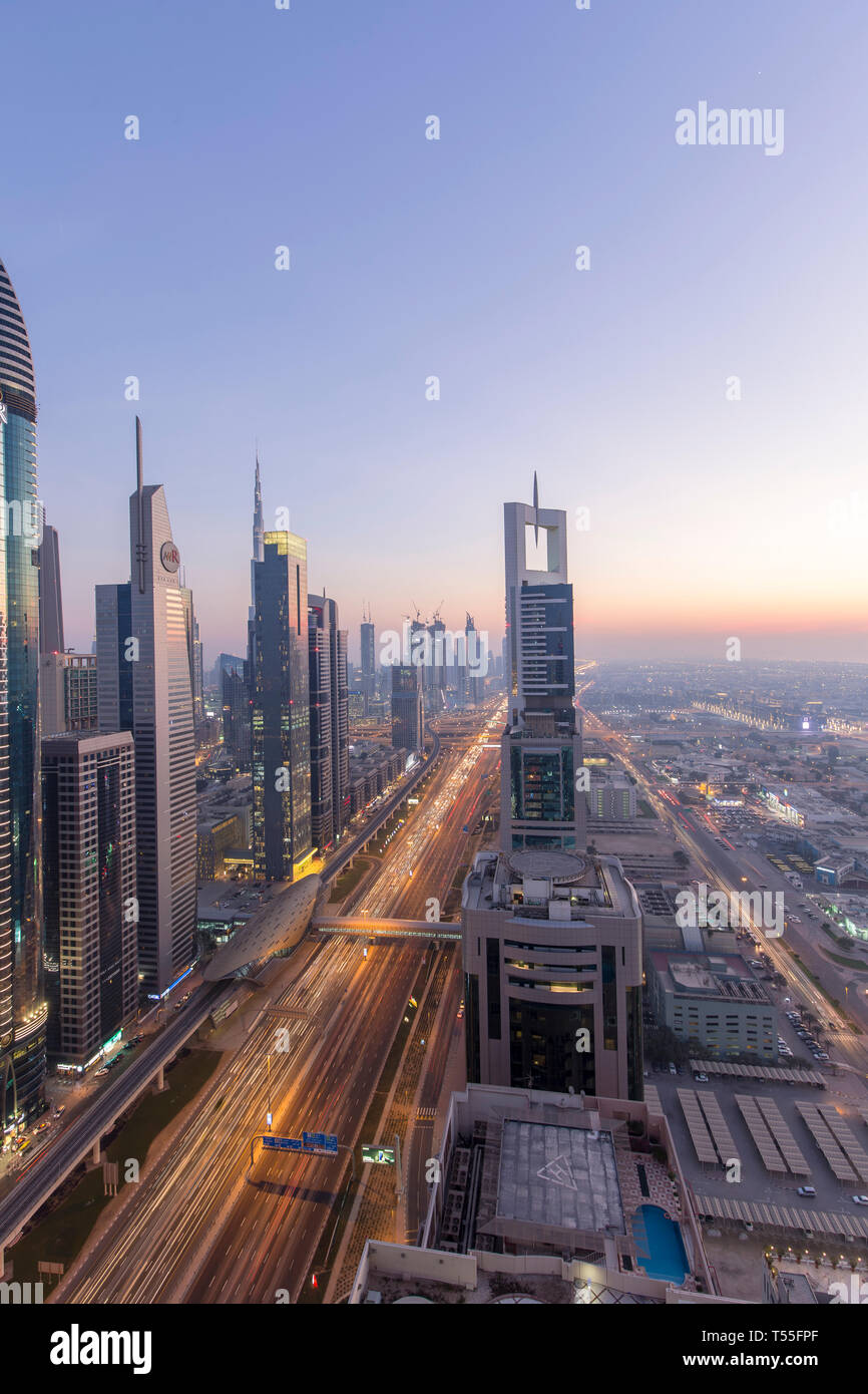Dubai, Emiratos Árabes Unidos, el Jeque Zayed Road Foto de stock