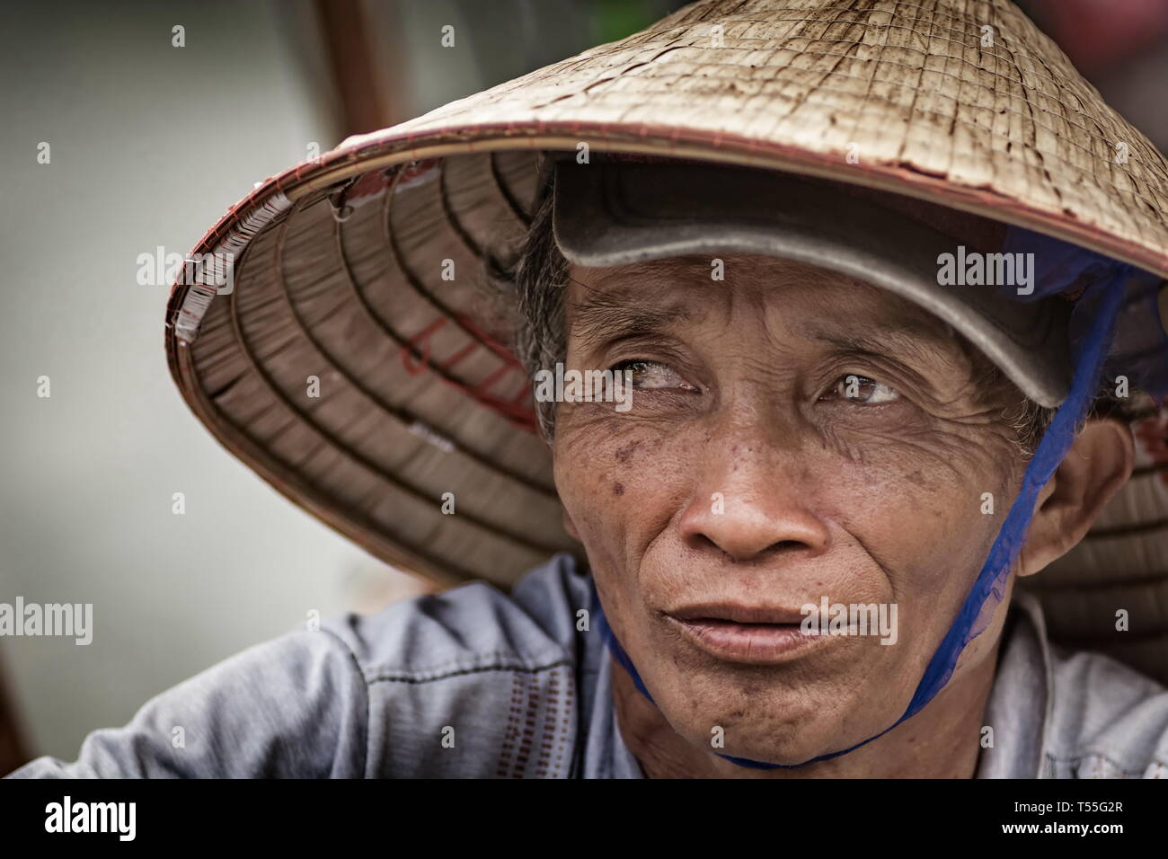 Hombre llevaba vietnamita tradicional sombrero cónico de diversas personas Fotografía de stock - Alamy