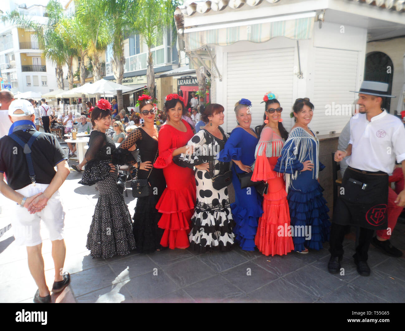 Las mujeres españolas locales vestidos con los tradicionales trajes de flamenca que asistieron a la Feria del Rosario. Una feria anual de la comunidad en Fuengirola, Costa sol Fotografía de -