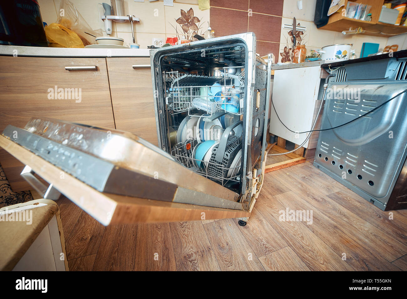 Lavavajillas roto con platos sucios, problemas con electrodomésticos en la  cocina Fotografía de stock - Alamy