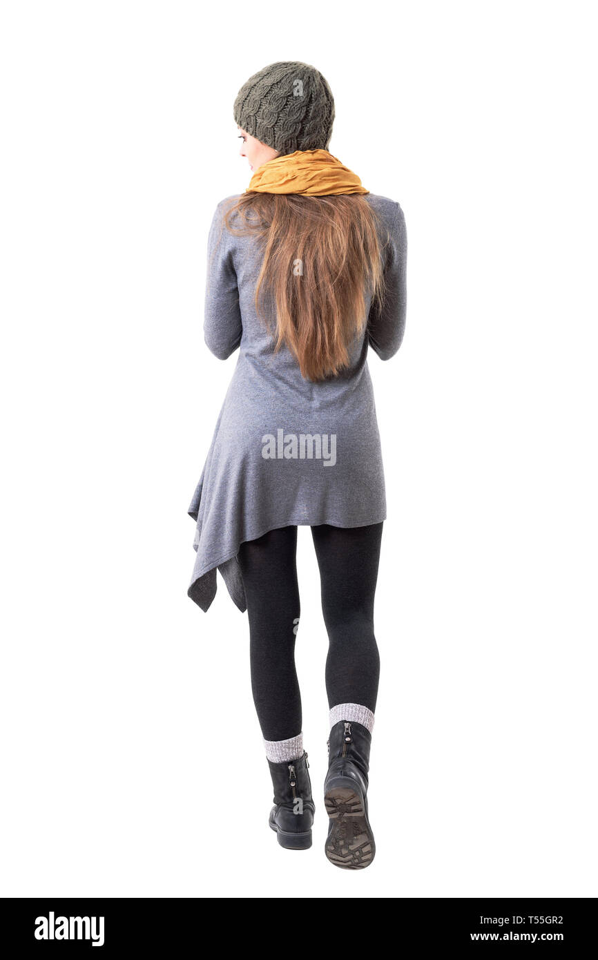 Vista posterior de singular estilo HIPSTER chica en ropa de invierno  caminando sujetando la bufanda. Cuerpo completo aislado sobre fondo blanco  Fotografía de stock - Alamy