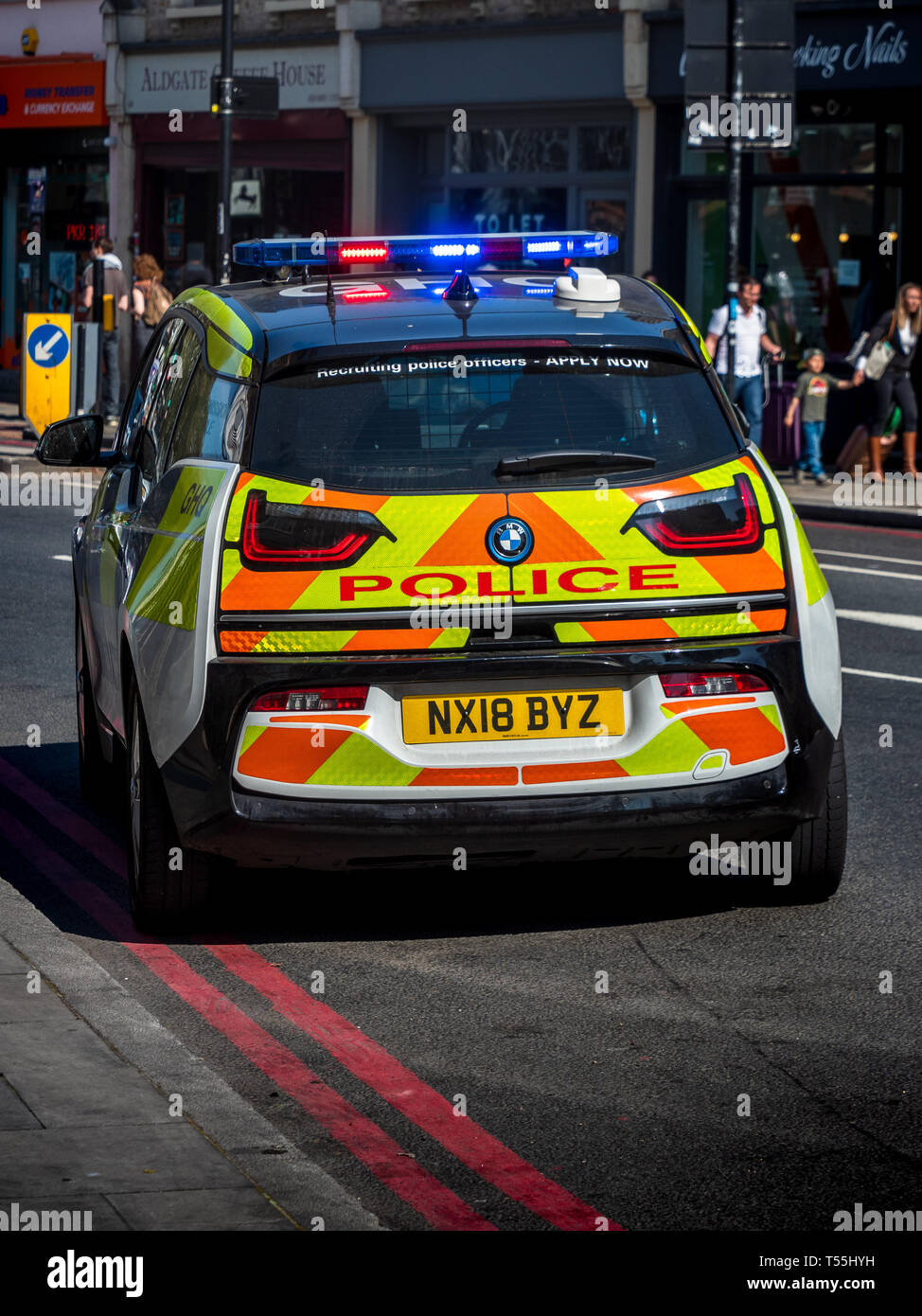 Coche de policía eléctrica con las luces azules destellando en una llamada en Londres - London Metropolitan Police Police Car eléctrico BMW i3 Foto de stock