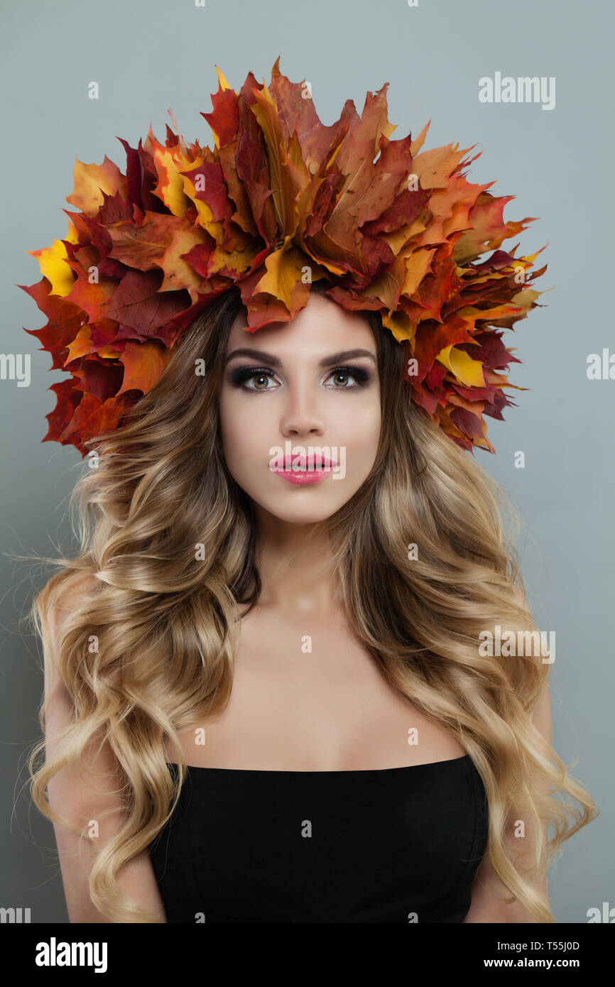 Retrato de hermosa mujer modelo de otoño las hojas de otoño con maquillaje  y corona Fotografía de stock - Alamy