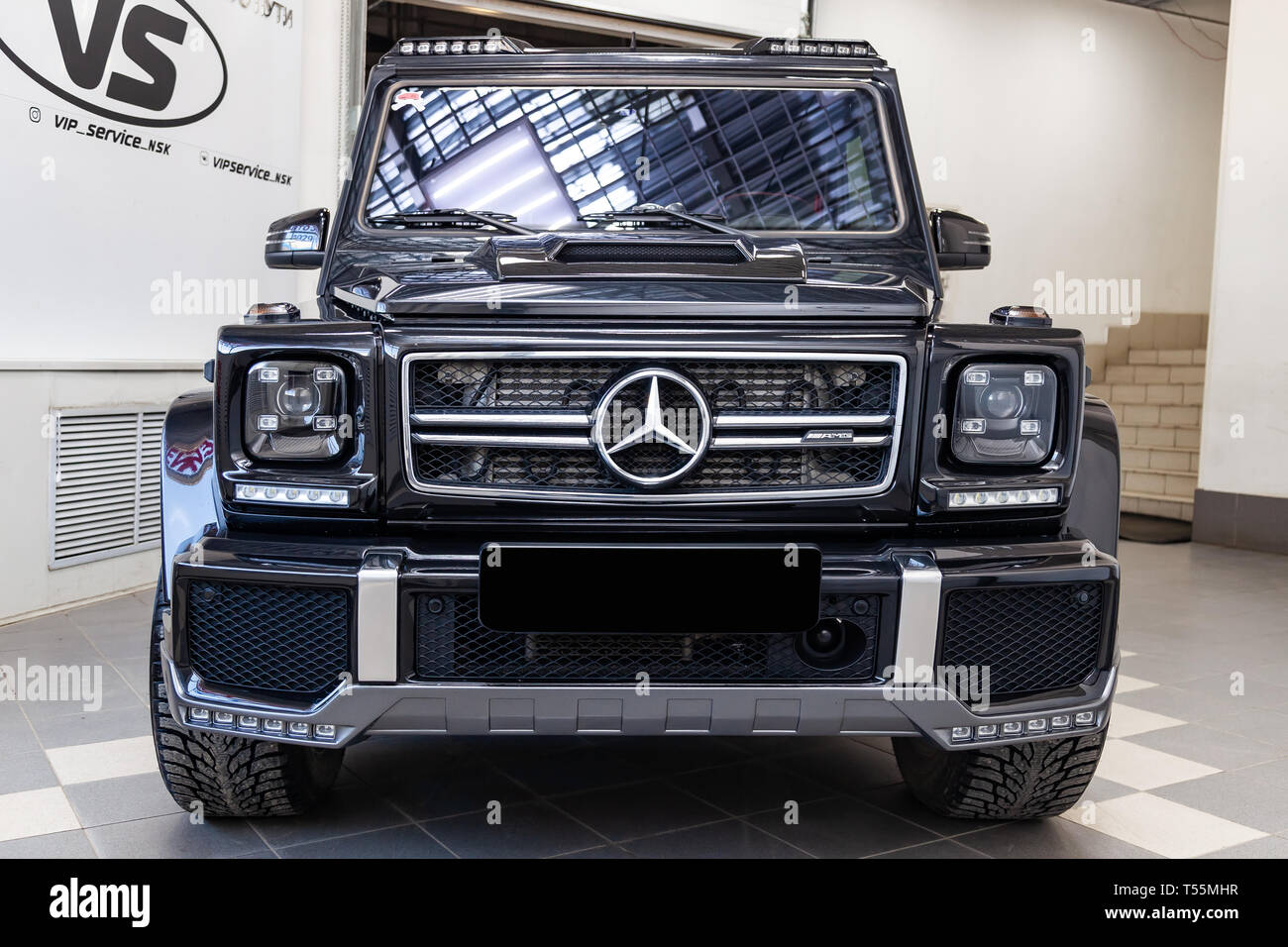 Novosibirsk Rusia 08 01 18 Vista Frontal De Lujo Muy Caro Nuevo Negro Mercedes Benz Clase G 350d Coche Con Brabus Tuning Esta En El Lavado Fotografia De Stock Alamy