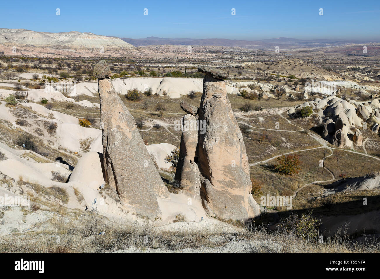 3 bellezas chimeneas de hadas de Urgup, en Capadocia, en la ciudad de la ciudad de Nevsehir, Turquía Foto de stock