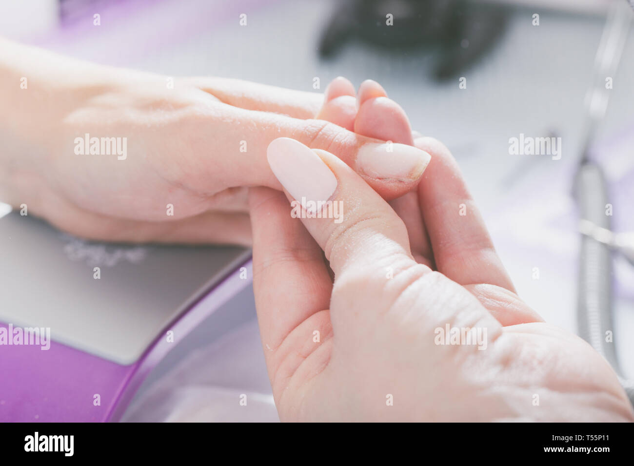 Las Manos Del Maestro De Manicura Y Las Manos Del Cliente De Cerca Durante El Proceso De Diseno De Unas Cuidado De Las Unas Y La Preparacion Para Barnizar Medi Fotografia De