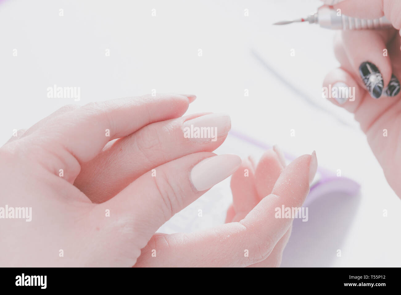 Las Manos Del Maestro De Manicura Y Las Manos Del Cliente De Cerca Durante El Proceso De Diseno De Unas Preparacion Para Barnizar Con Elegir Especial Fotografia De Stock Alamy