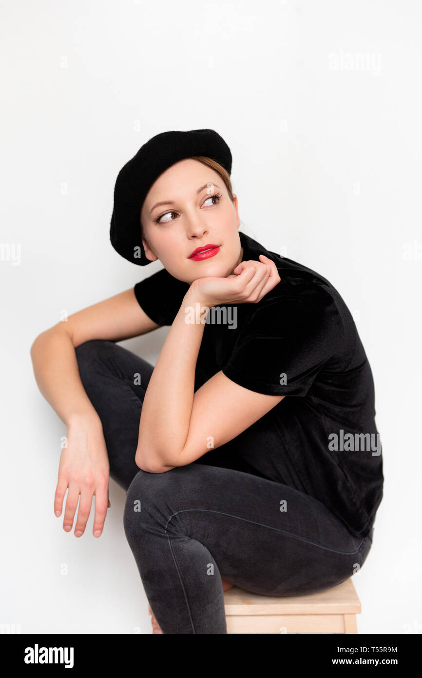 Young woman wearing beret fotografías e imágenes de alta resolución - Alamy