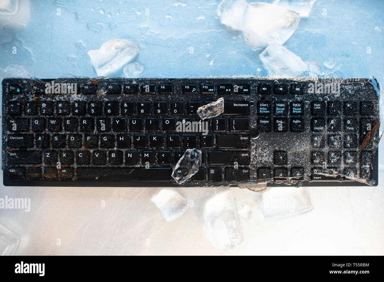 Hielo en teclado de ordenador Fotografía de stock - Alamy