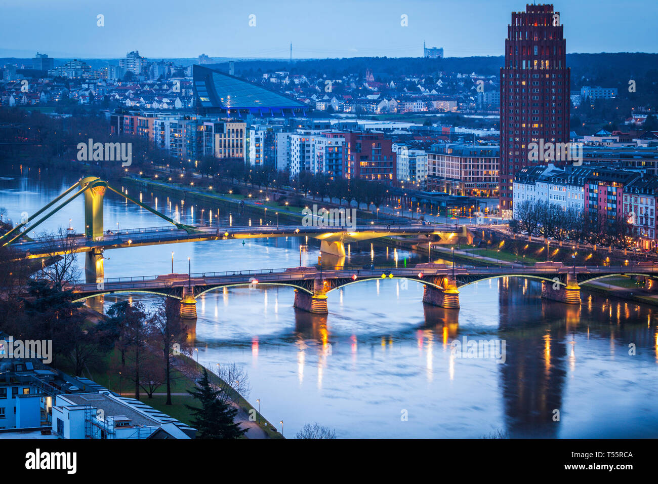 Río Maine al atardecer a través de Frankfurt, Alemania Foto de stock