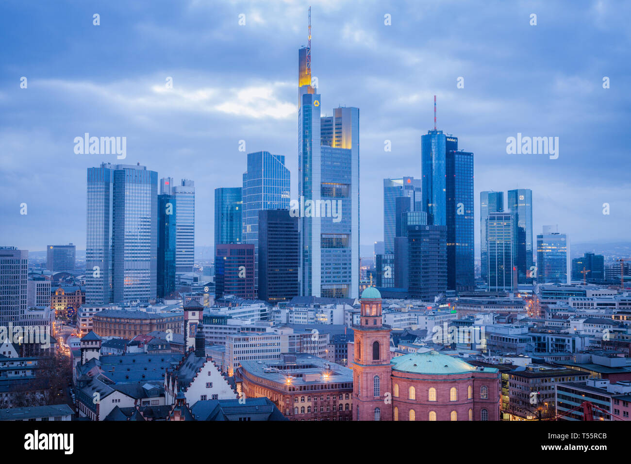 Skyline al atardecer en Frankfurt, Alemania Foto de stock