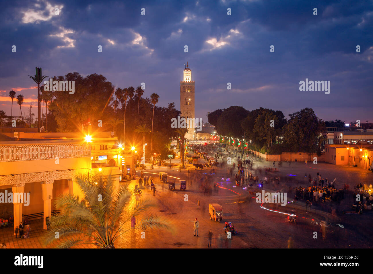 Mezquita Koutoubia en Plaza Djemma el Fna al atardecer en Marrakech, Marruecos Foto de stock