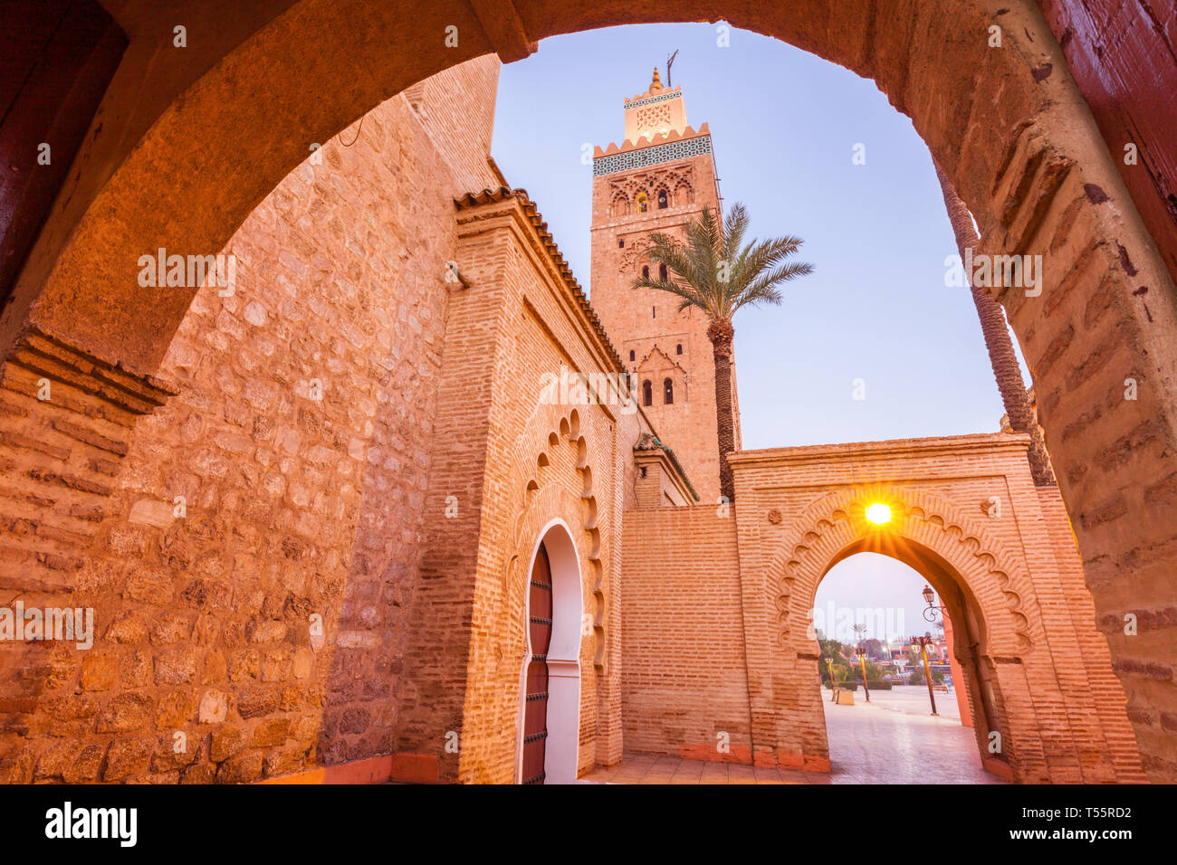 Ángulo de visión baja de la Mezquita de Koutoubia en Marrakesh, Marruecos Foto de stock