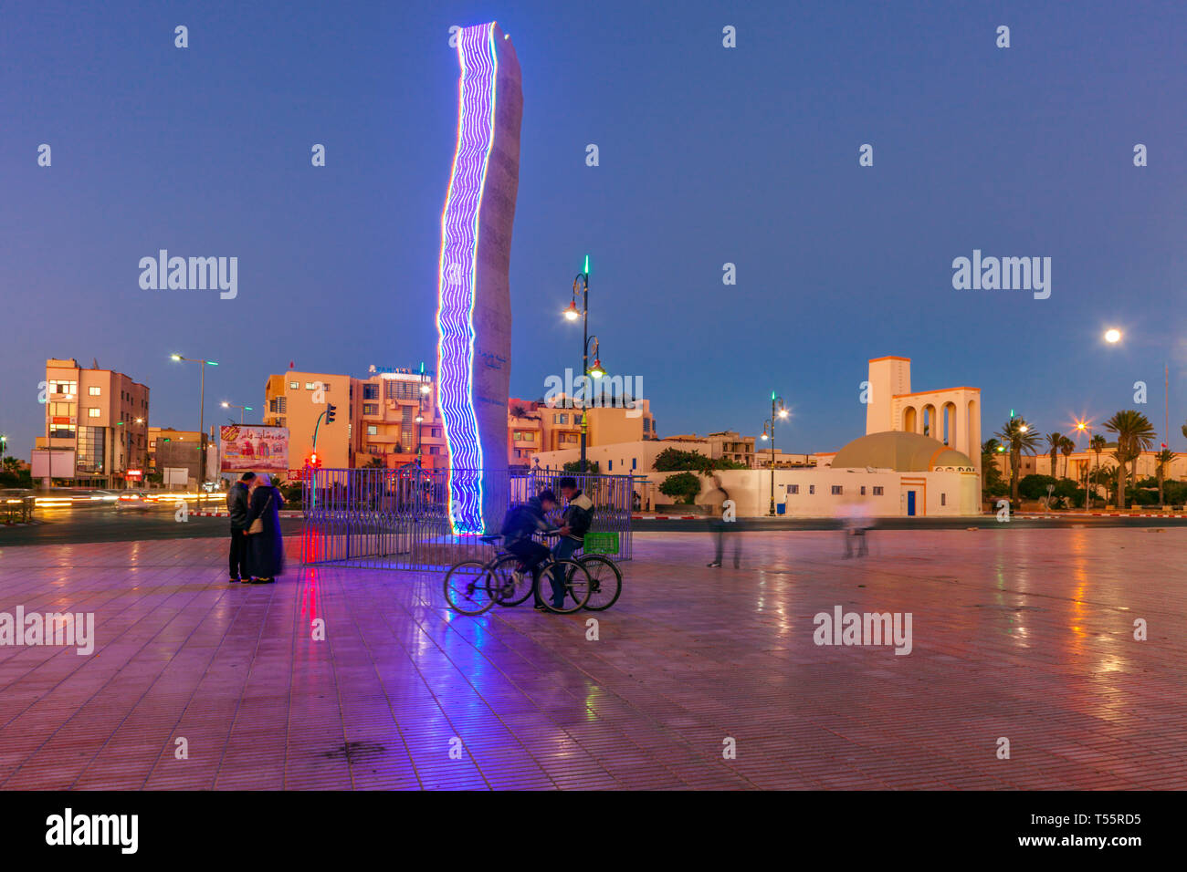 La escultura moderna en la plaza de la ciudad al atardecer en Dakhla, Marruecos Foto de stock