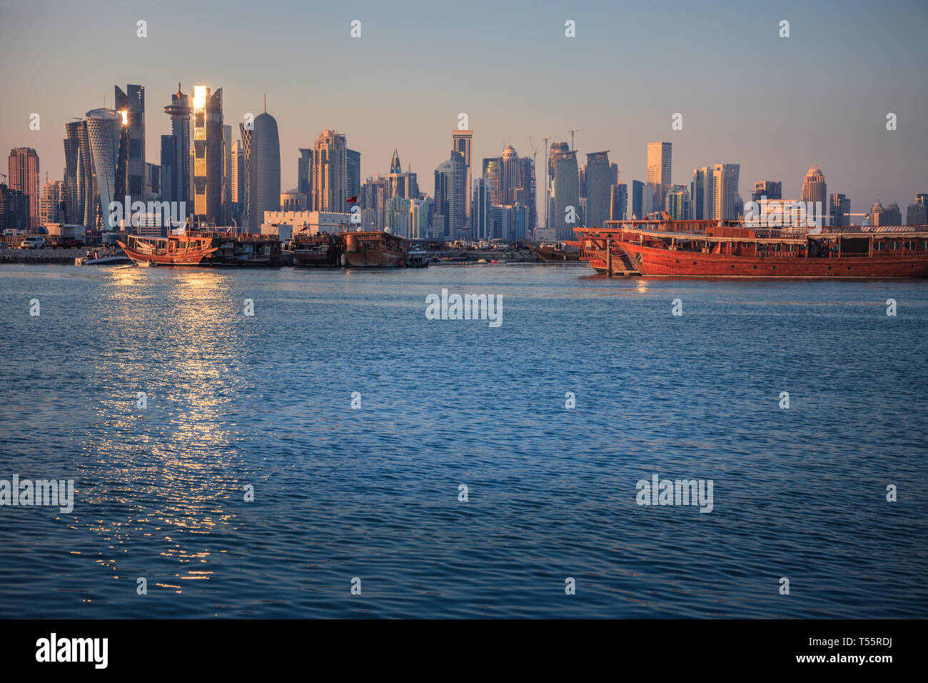 Puerto por skyline de Doha, Qatar Foto de stock