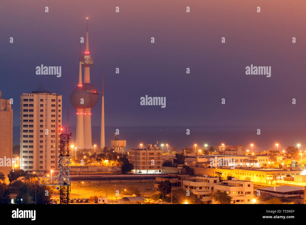 Skyline con las torres de Kuwait en la noche en la ciudad de Kuwait, Kuwait Foto de stock