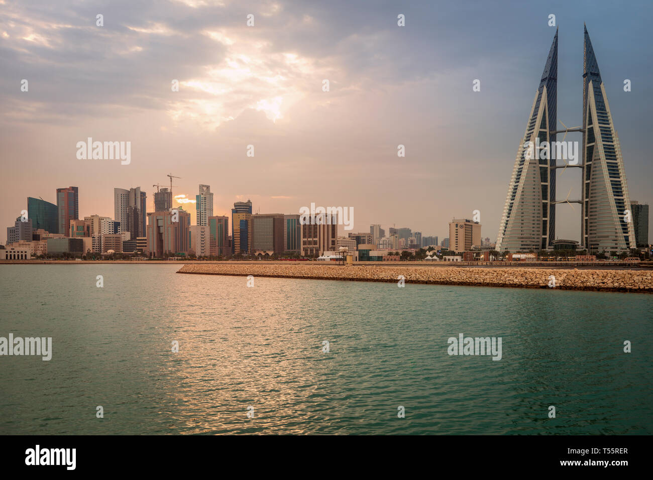 Horizonte en Bahrain World Trade Center, en Manama, Bahrein Foto de stock