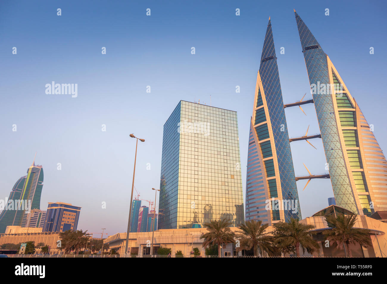 Ángulo de visión baja de Bahrain World Trade Center, en Manama, Bahrein Foto de stock