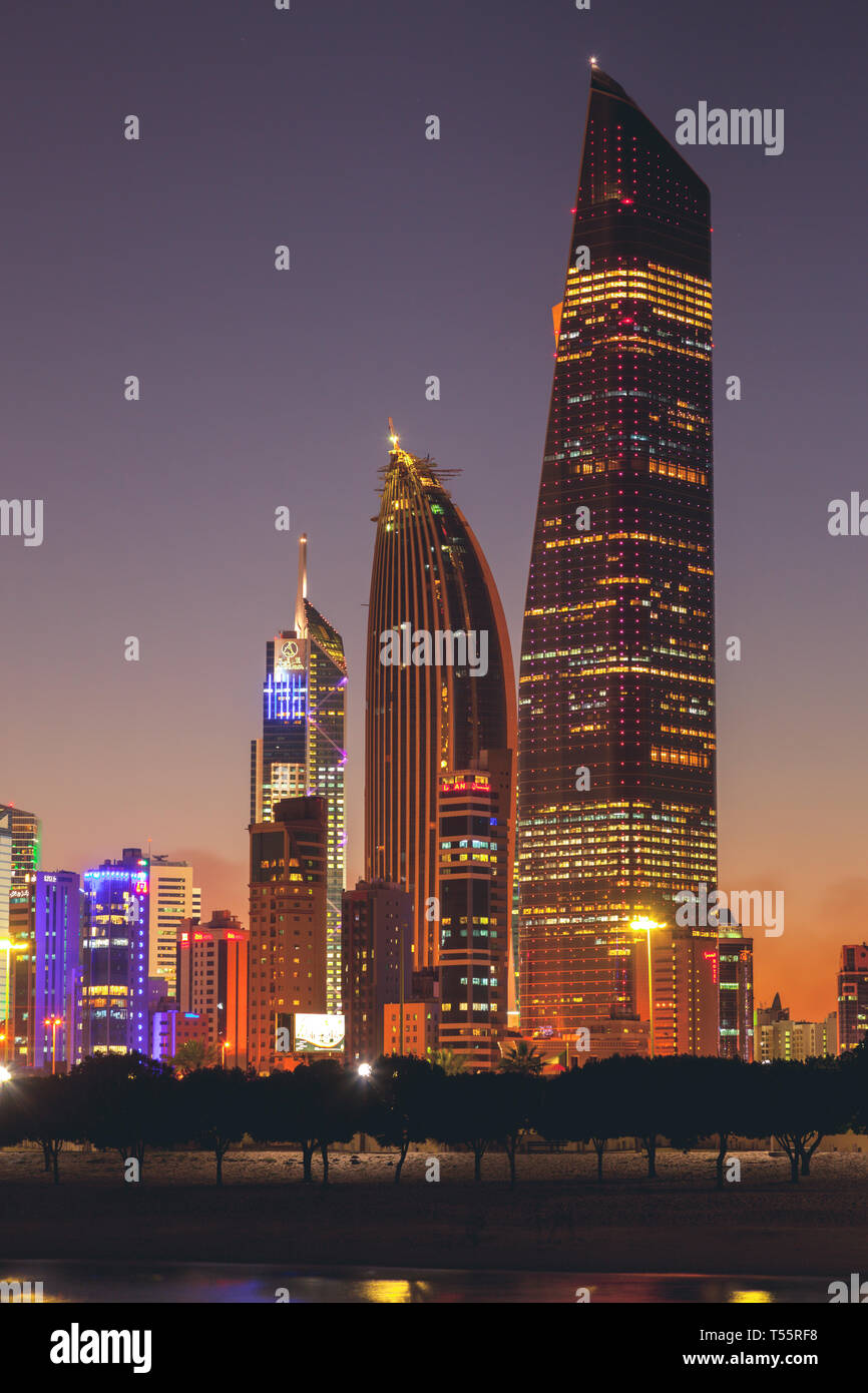 Skyline al atardecer en la ciudad de Kuwait, Kuwait Foto de stock